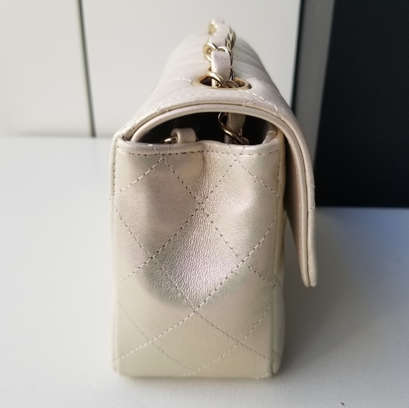 Authentic new Chanel mini single flap bag seashell irridescent 2020 lambskin - Picture 5 of 14